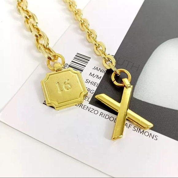 ✨ Gold Chain Waist Belt with AirPods Case ✨ - Picture 5 of 10